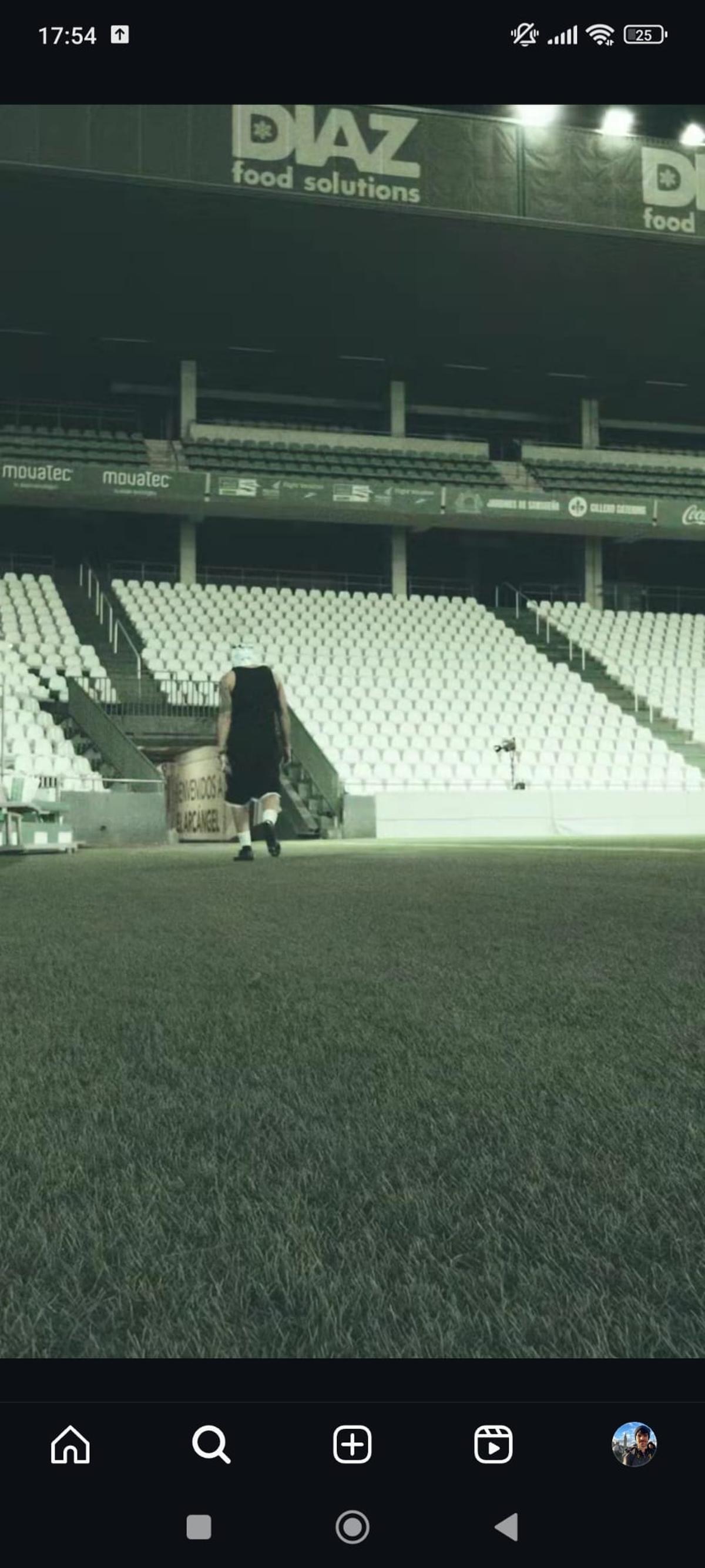 El cantante JC Reyes, en El Arcángel en una de las secuencias de su videoclip.