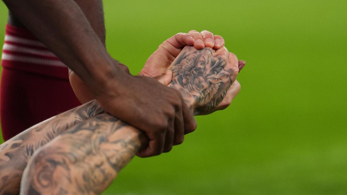 La mano de Noa Lang tras engancharse con una valla de Anfield