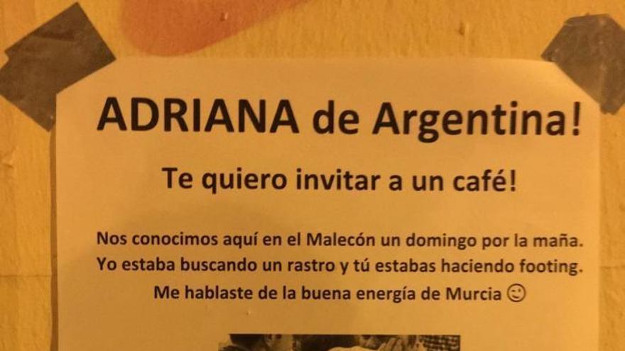 Un chico cuelga carteles para buscar a una joven que hacía footing en Murcia