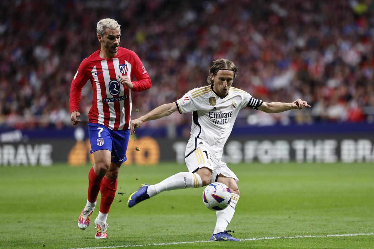 Griezmann y Modric en el último derbi.