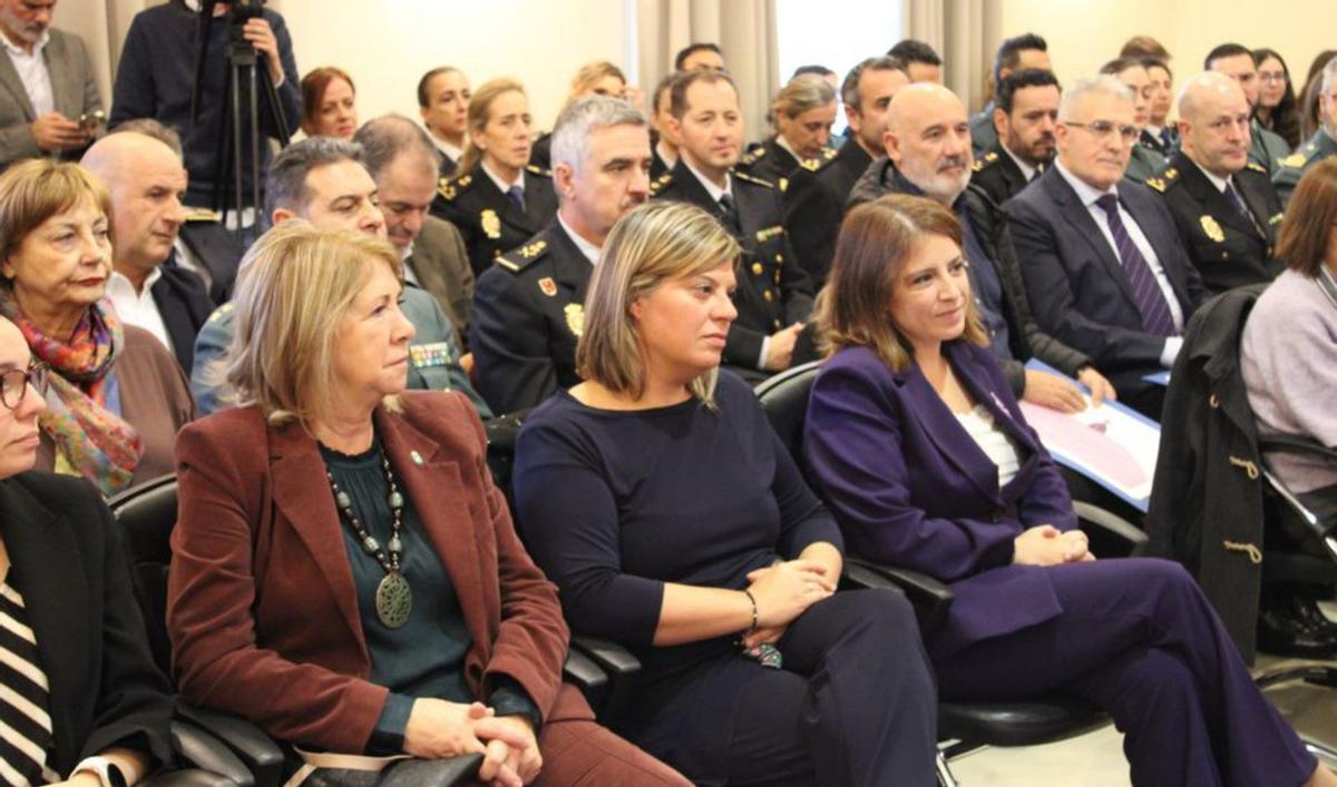 La vicepresidenta de la Junta, Celia Fernández, la vicepresidenta del Principado, Gimena Llamedo, y Adriana Lastra. |