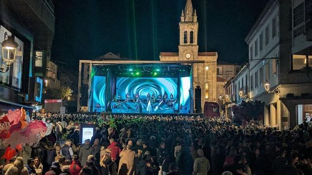 La Praza da Igrexa, abarrotada, durante la actuación de la orquesta Los Satélites, anteayer por la noche.  |  FdV