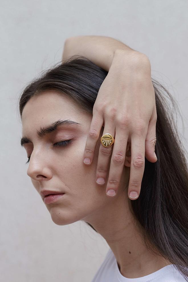 Rebajas moda española 2019: anillo ovni de Glenda López
