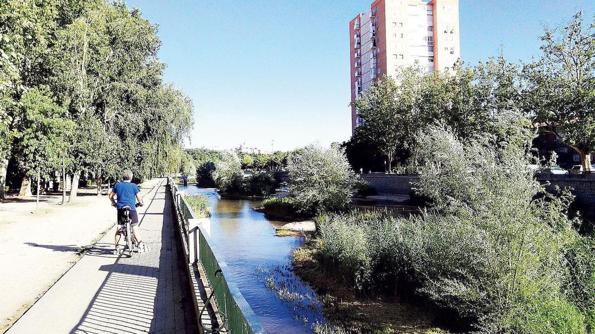 Vista del renaturalizado río Manzanares este mismo año.