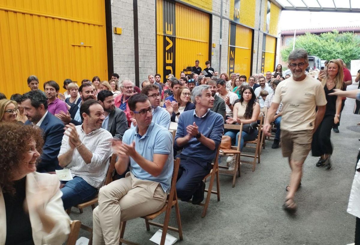 Jesús Bango se dirige a recoger su premio, entre los aplausos de los asistentes.