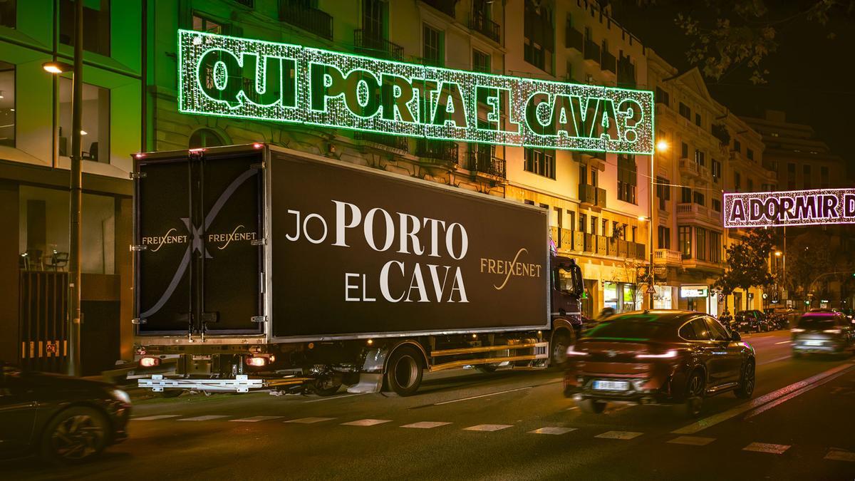 El camión de Freixenet con la acción  "Jo porto el cava".
