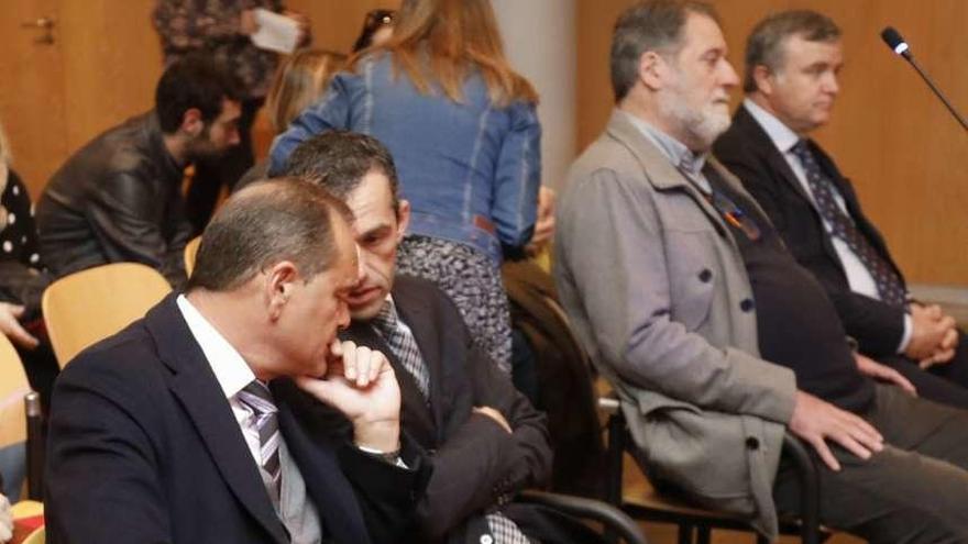 Detalle del inicio del juicio, con los cuatro acusados en la primera fila.