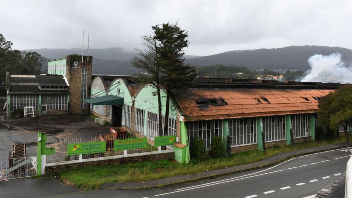 Fábrica de Pontesa durante el incendio. |   // GUSTAVO SANTOS