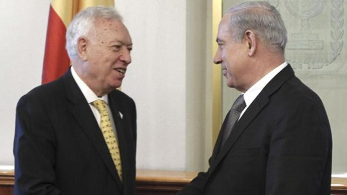 Margallo y Netanyahu se saludan, este martes, durante la reunión mantenida en Jerusalén.