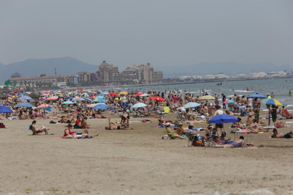 Las playas de València se llenan el primer fin de semana del verano