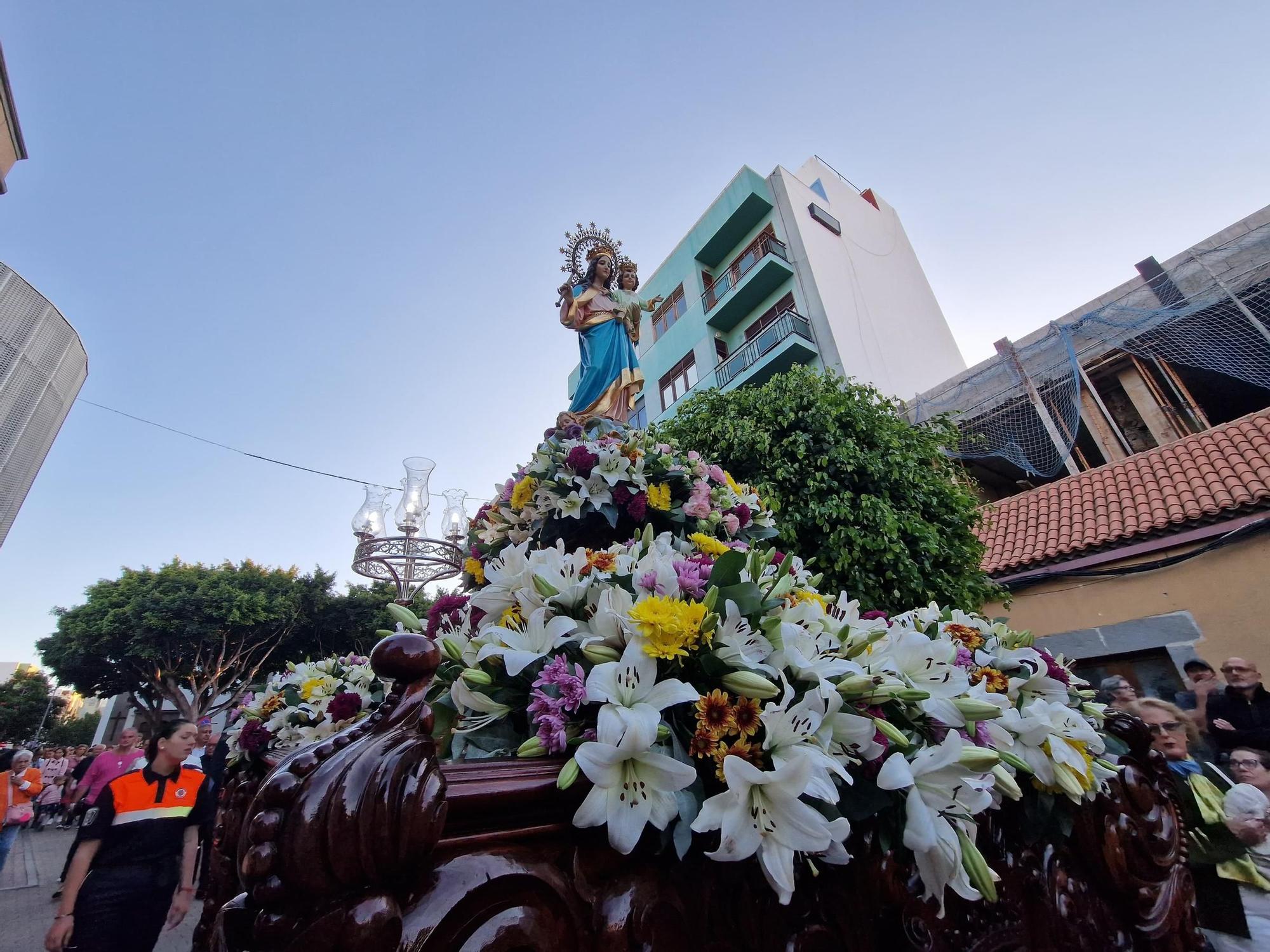 Procesión de la imagen de María Auxiliadora por las calles de San Gregorio, en Telde