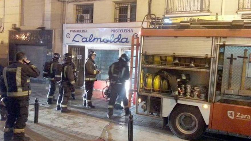 El incendio en un obrador obliga a desalojar un edificio