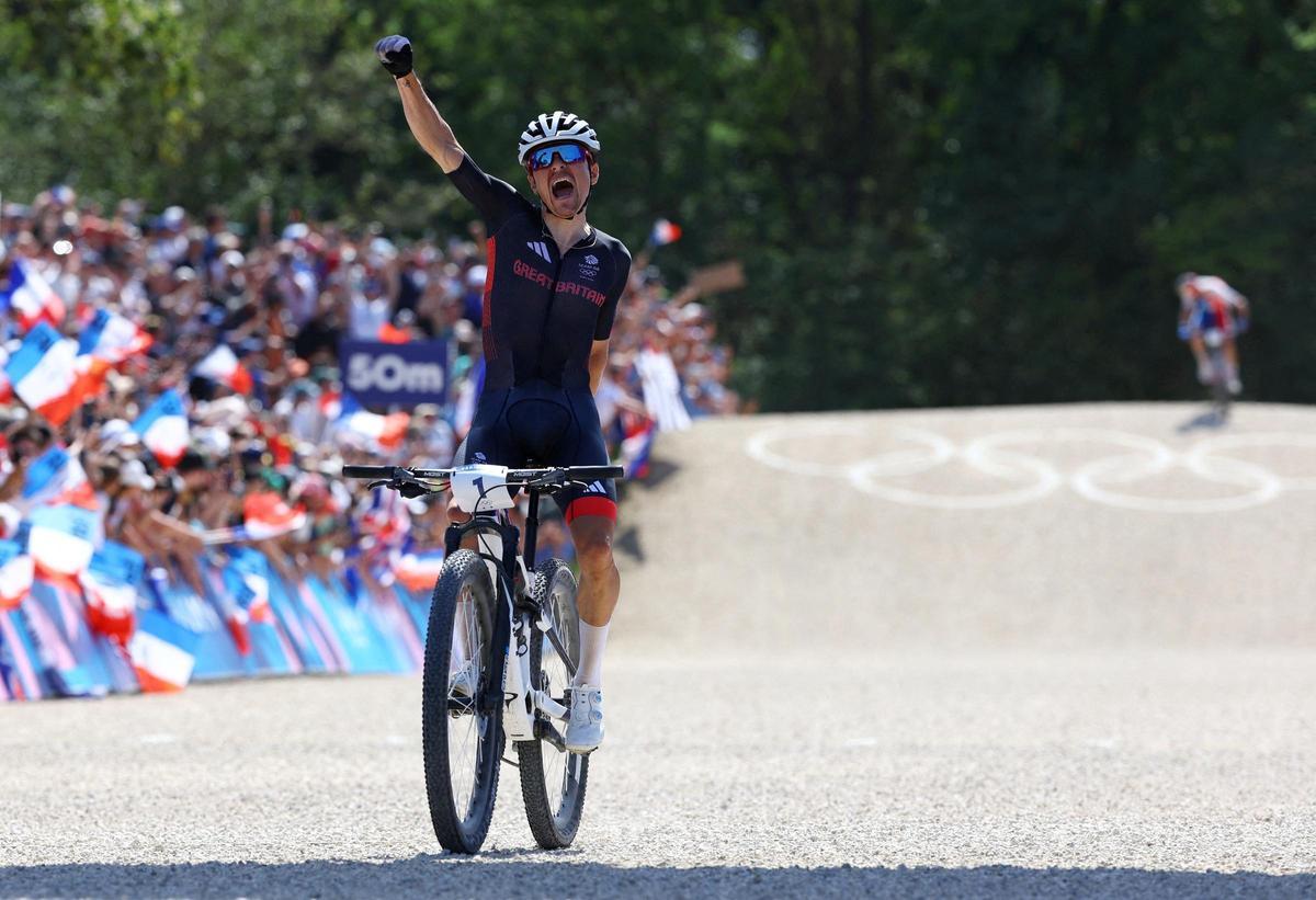 El británico Thomas Pidcock celebra su triunfo en la prueba de mountain bike tras ganar el oro