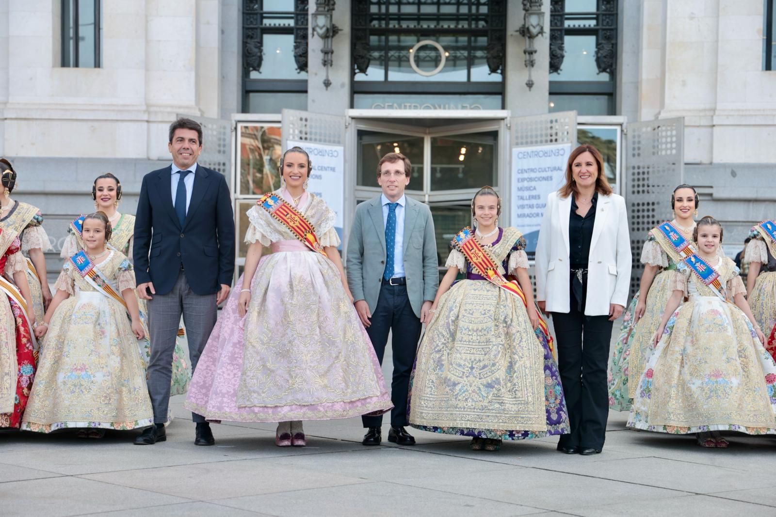 Las mejores imágenes de la recepción a las falleras en el Ayuntamiento de Madrid