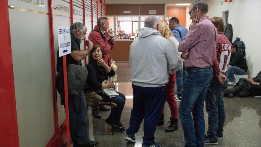 Encierro en el Concello de trabajadores de la zona azul. // P. Fariña