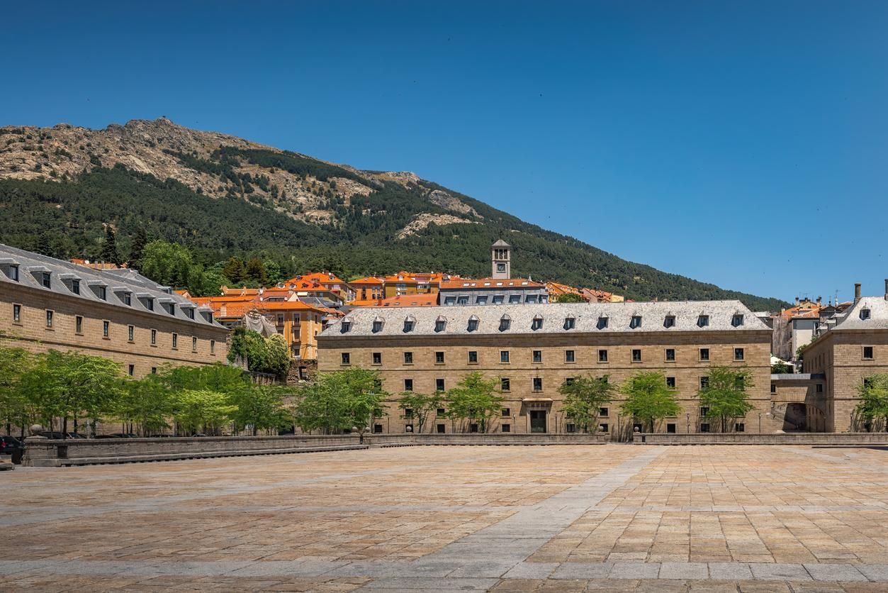 Vista de la ciudad de San Lorenzo de El Escorial y el monte Abantos