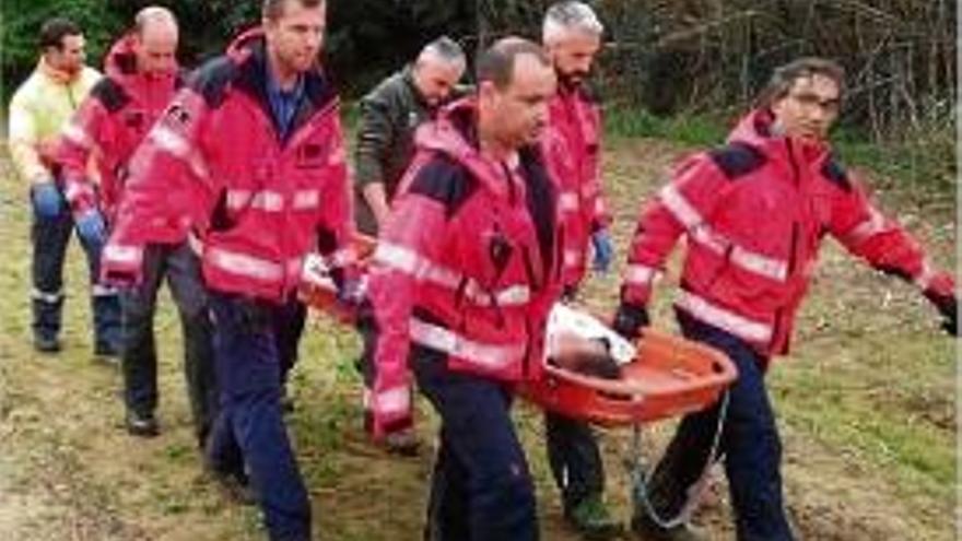 Els efectius d&#039;emergències transportant en llitera la desapareguda.