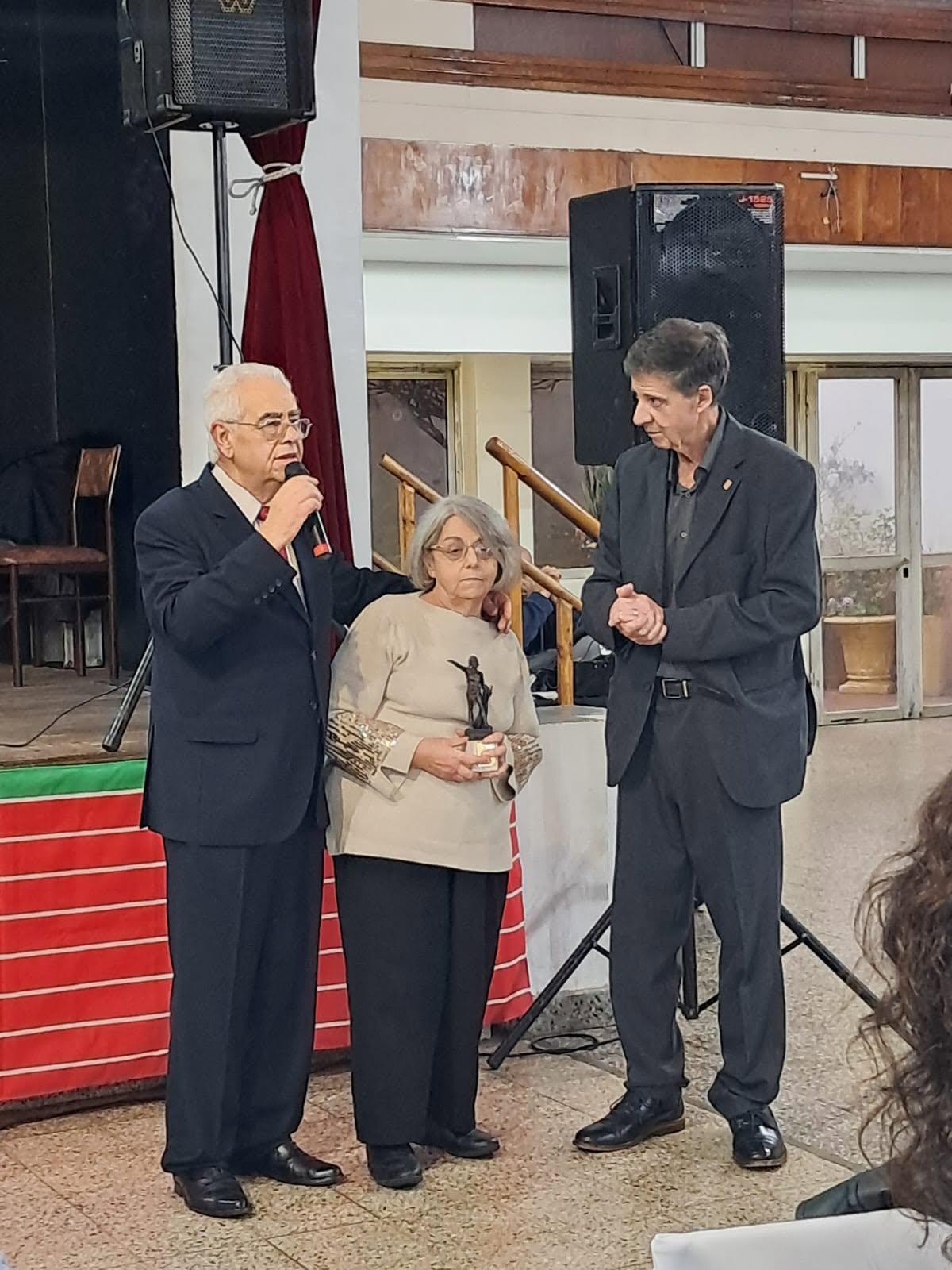 Olga Pintado recibe el premio Viriato.