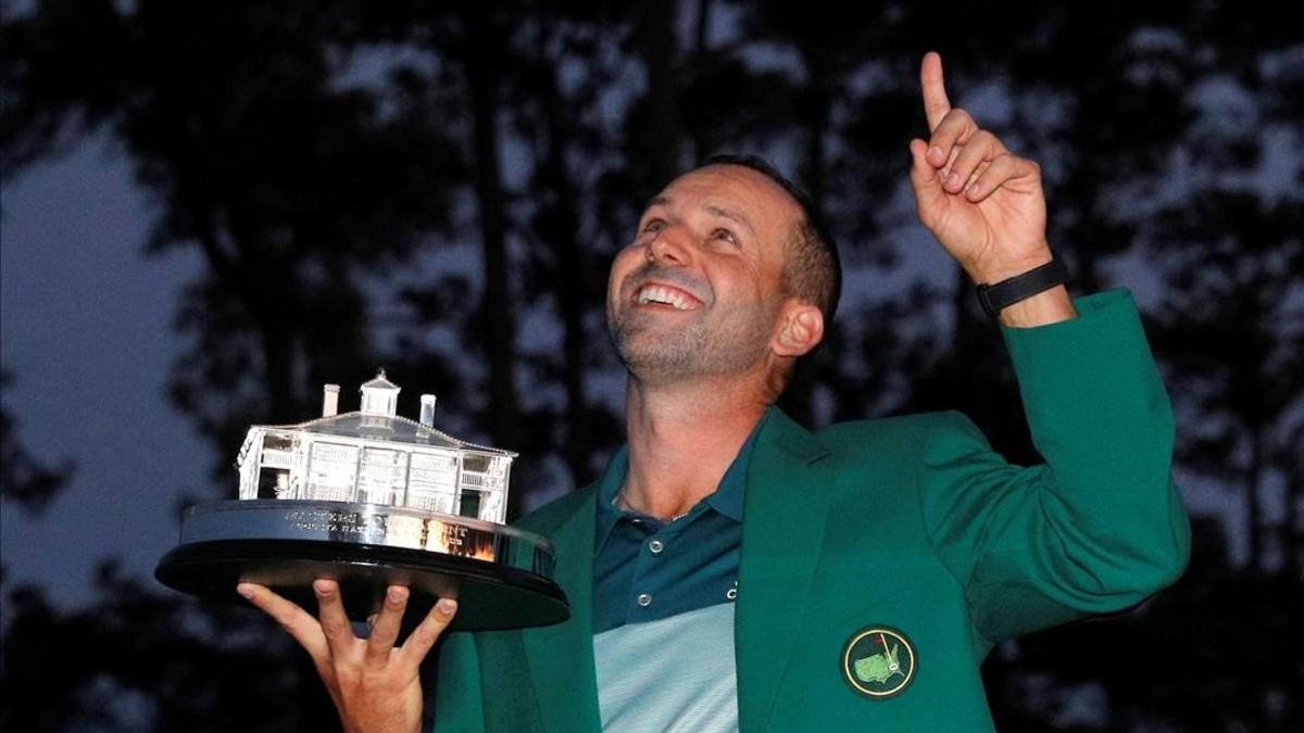 Sergio García señala al cielo tras recoger el trofeo de ganador del Masters 2017