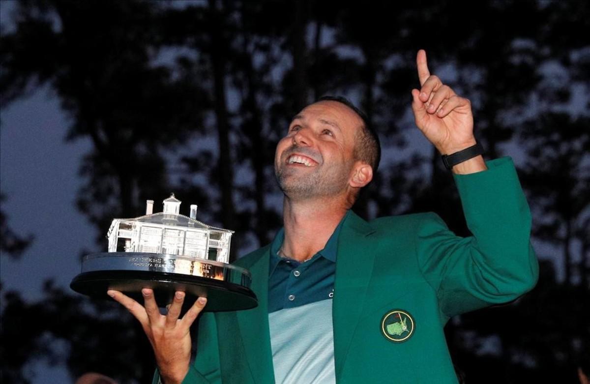 lmendiola38009455 sergio garcia of spain points to the sky as he holds the mas170410133342