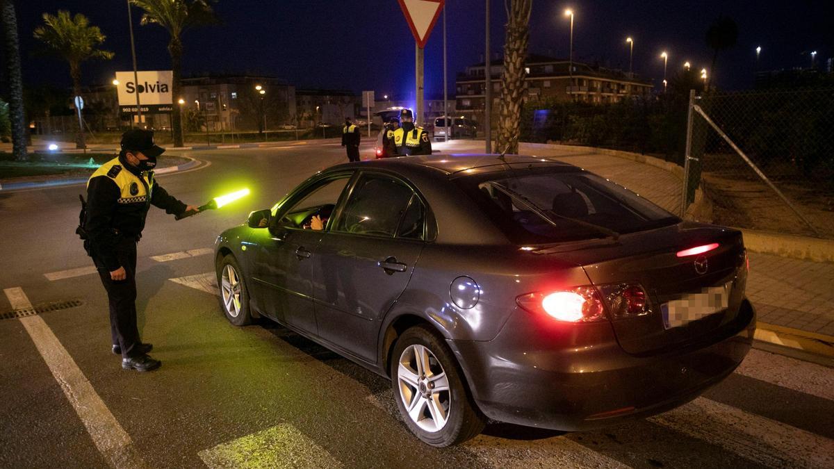 La policía local controla el acceso a Canet d'en Berenguer