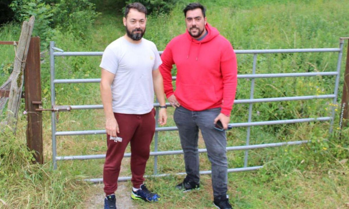 Víctor González y David Castañón, ante una de las vallas que atravesaron para buscar al anciano por las huertas de la zona.