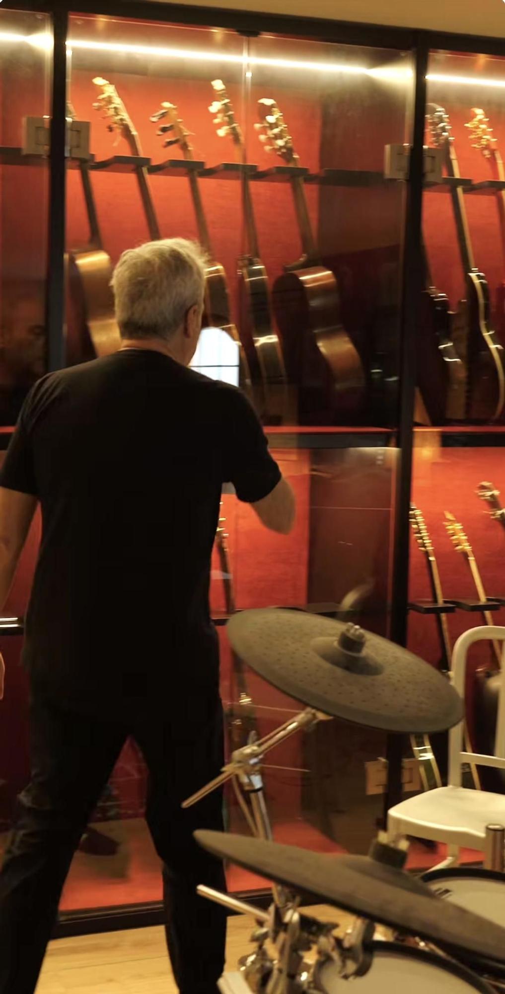 David Summers tiene todas las guitarras y bajos que ha utilizado en su carrera