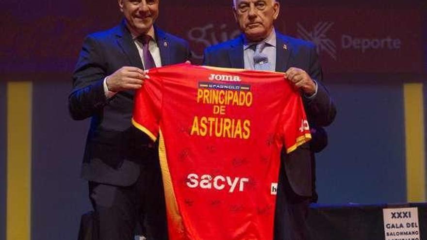 Francisco Blázquez y Manuel de la Cámara, con la camiseta firmada por las selecciones masculina y femenina.