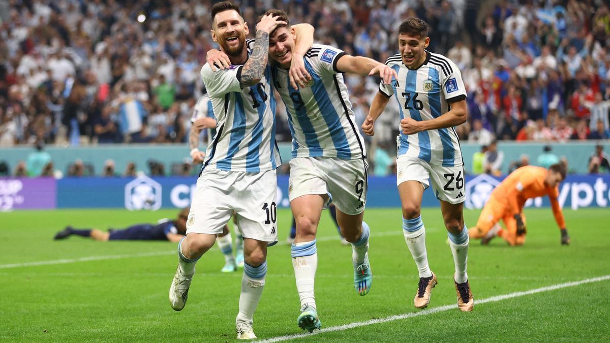 Messi felicita Julián Álvarez per un dels seus gols a Croàcia