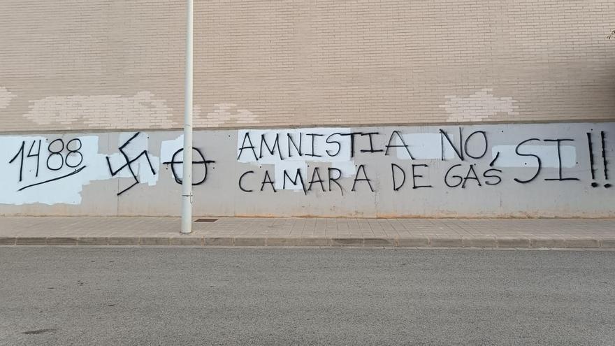 Pintada fascista en la fachada del instituto de Museros