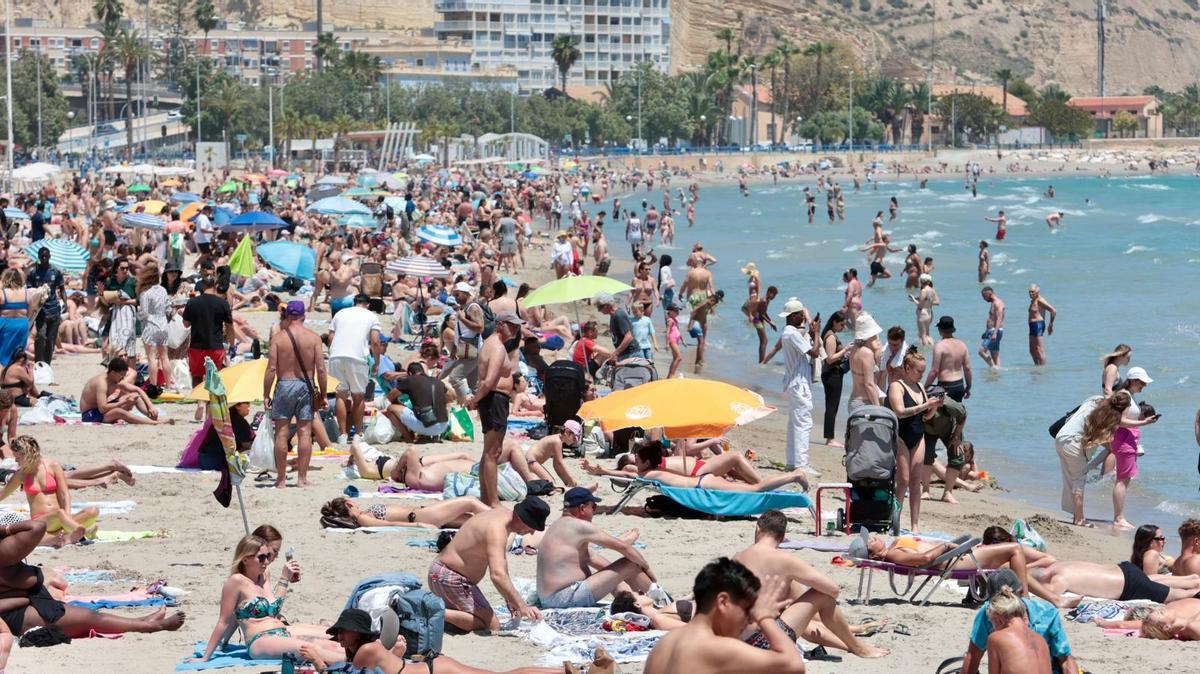 Cientos de bañistas este martes en la playa del Postiguet