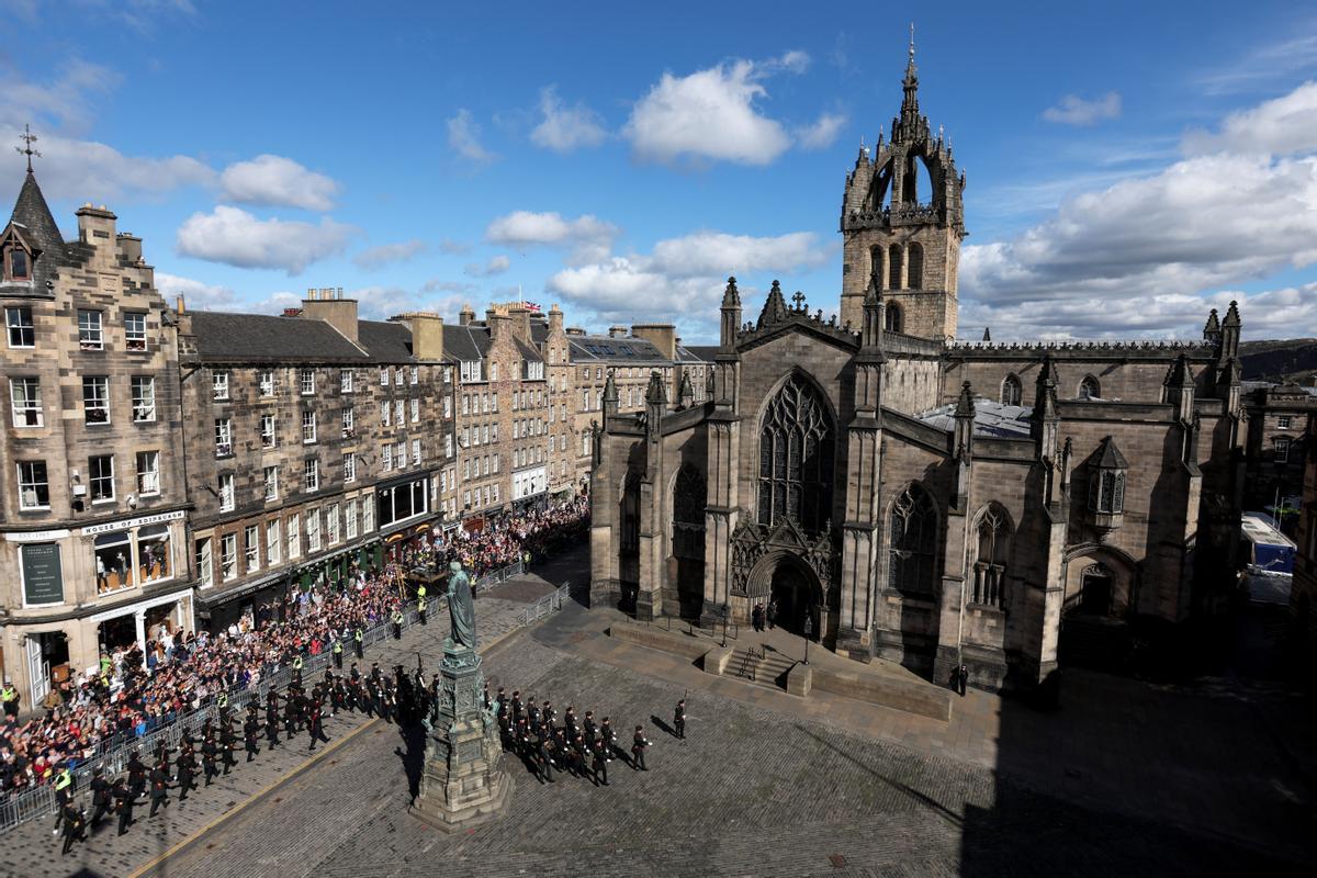 El féretro de Isabel II en la catedral de Saint Giles, Edimburgo