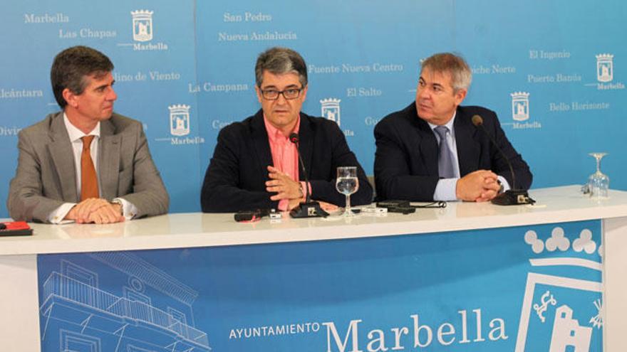 Juan José González, el edil Javier Porcuna, y Miguel Gómez, este miércoles.