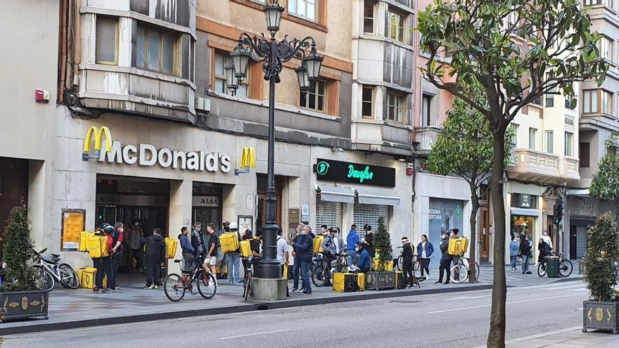 Colapso por una hamburguesa: más de 20 &quot;riders&quot; de Glovo a las puertas de un Mc Donalds en Oviedo