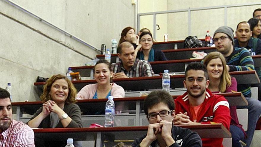 Licenciados en Medicina de la Región durante una prueba para prácticas en residencia en una foto de archivo.