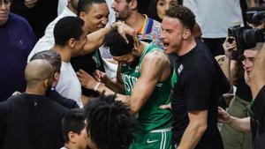 Los jugadores de los Celtics felicitan a Derrick White tras su canasta milagrosa