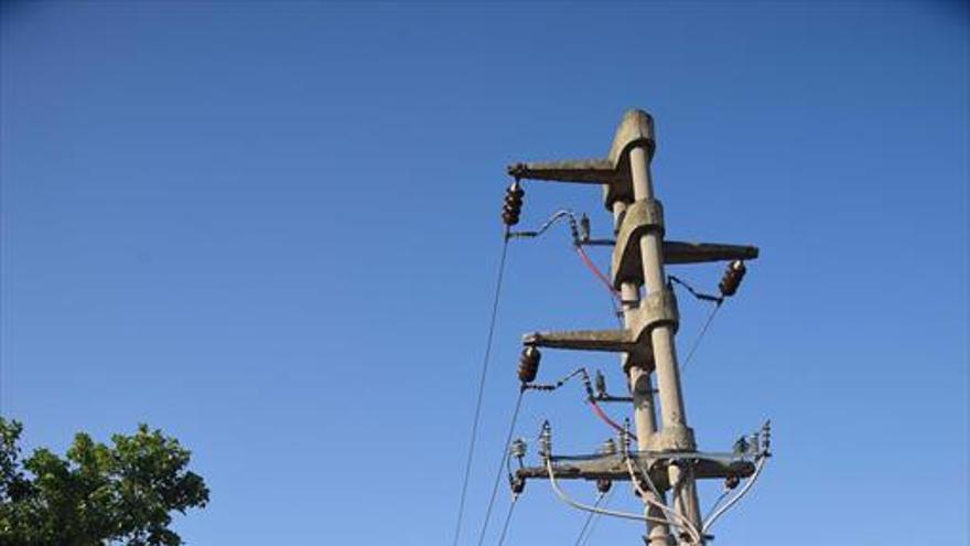 Muere un conductor tras chocar contra un poste de alta tensión