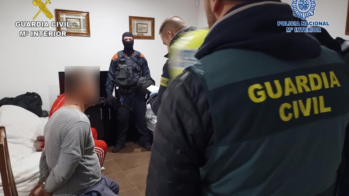 La Guardia Civil y Policía Nacional desmantelan un grupo que robaba en chalets de Gijón y Villaviciosa.