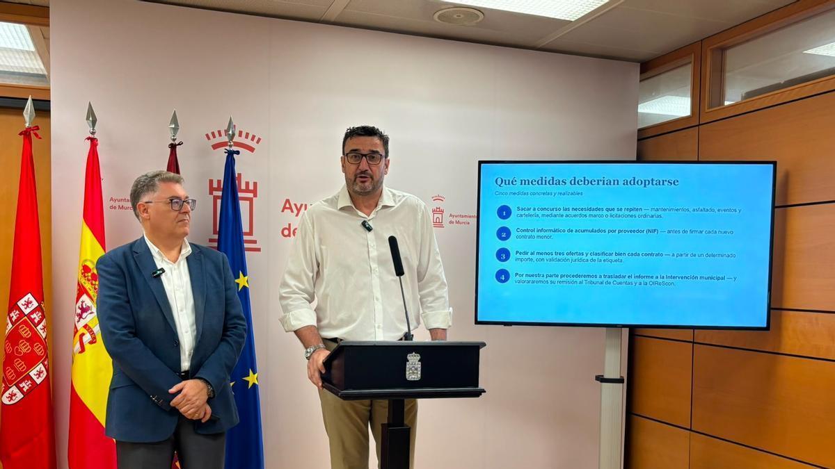 Los concejales del PSOE Ginés Ruiz y Andrés Guerrero, este viernes en rueda de prensa.