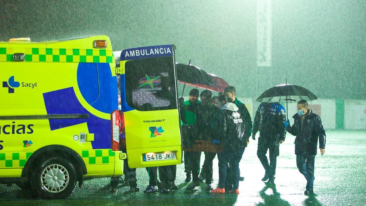 Una ambulancia evacuó a Pol Bueso hasta el Hospital de Salamanca.