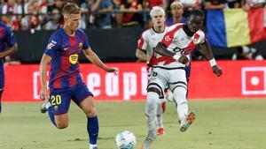 El centrocampista del Rayo Pathé Ciss, ante el centrocampista del Barça Dani Olmo