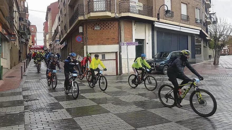 Los participantes toman la salida de la marcha celebrada en Benavente.