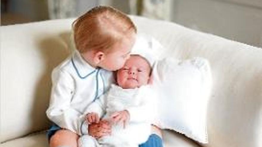 El príncep Jordi besa la seva germana Carlota.