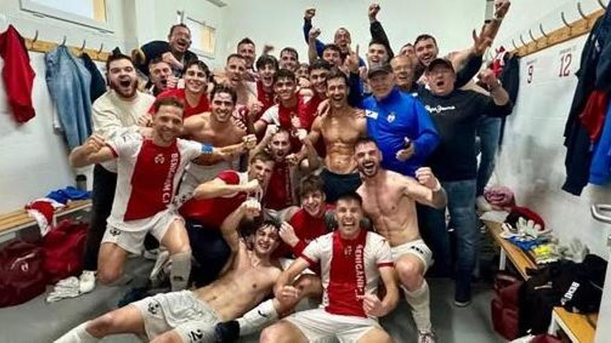 El Benigànim CF celebra la victoria ante el Dénia y la promoción de ascenso.