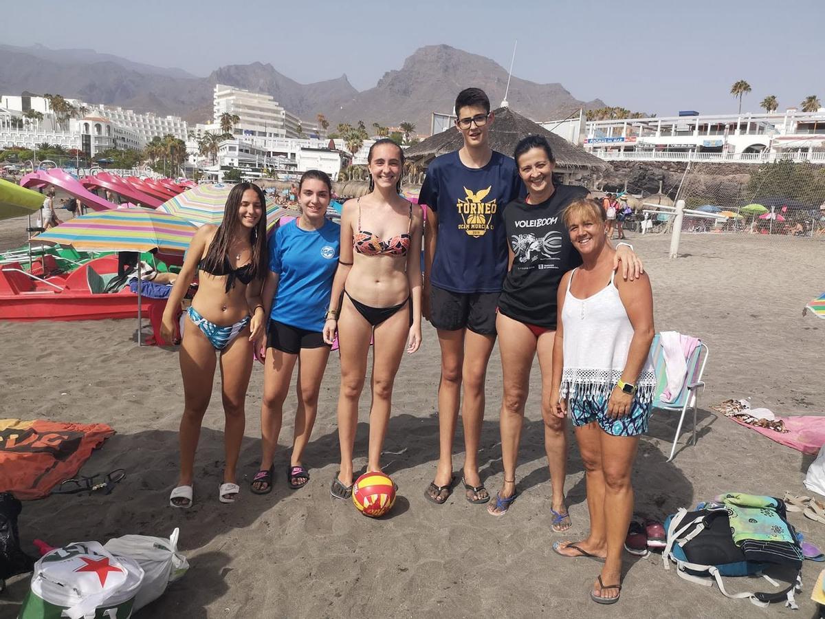 Aday, junto a su madre Geli, en una visita a Tenerife en 2021.