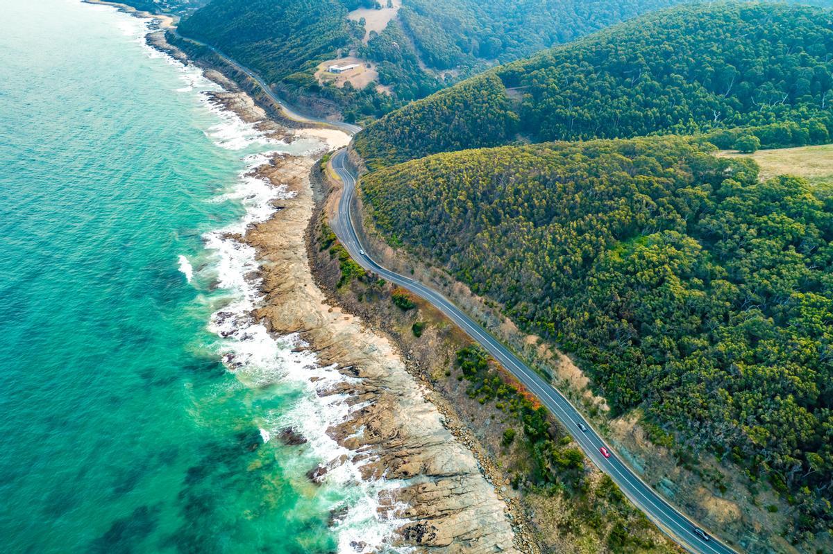 La Great Ocean Road se extiende por 243 kilómetros entre las ciudades de Torquay y Allansford y es una de las rutas costeras y panorámicas más famosas del mundo