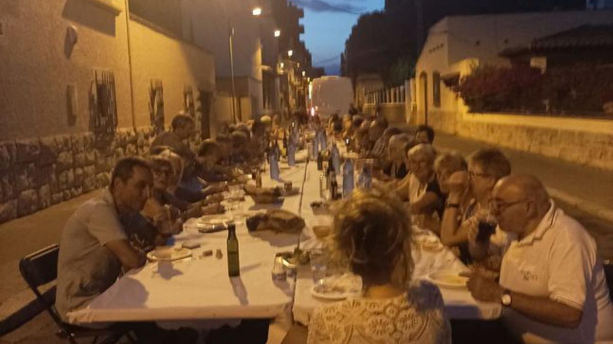 El sopar popular d’estiu celebrat al carrer Concòrdia en una edició passada.