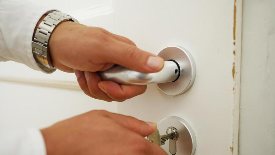 Qué hacer si tu vecino siempre da portazos al irse de casa: esto dice la Ley de Propiedad Horizontal