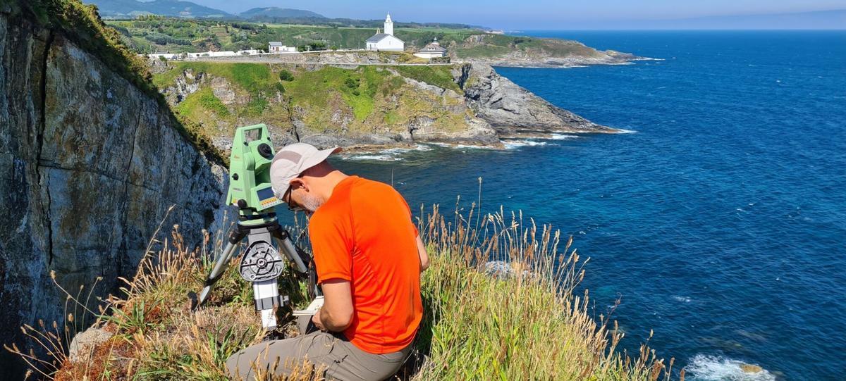 Profesionales tomando datos topográficos de la costa asturiana