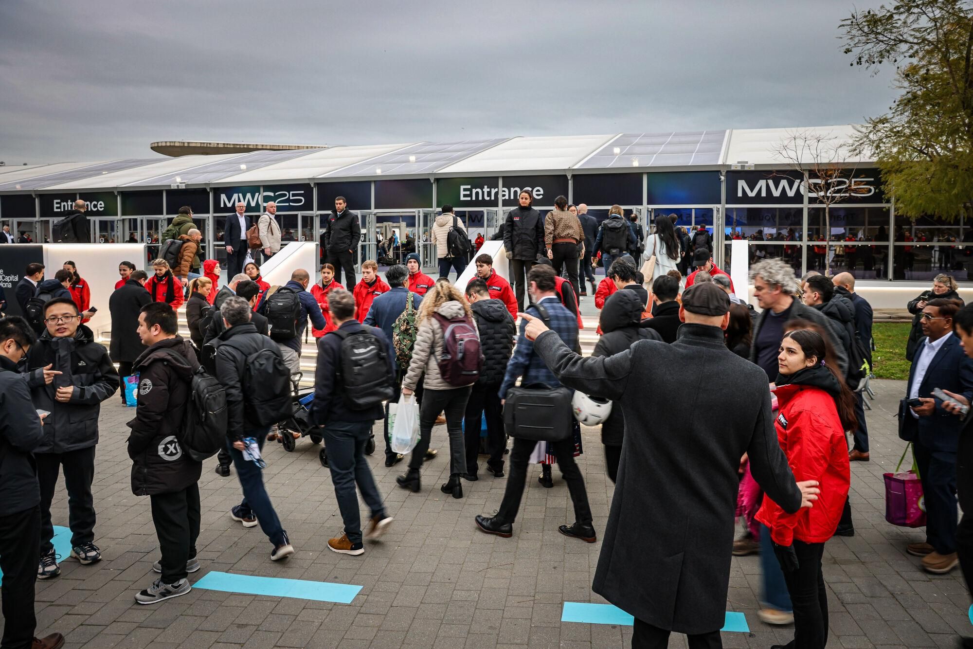 Cues a les entrades del MWC25